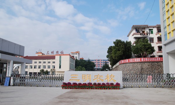 半岛(中国)一站式服务平台大门